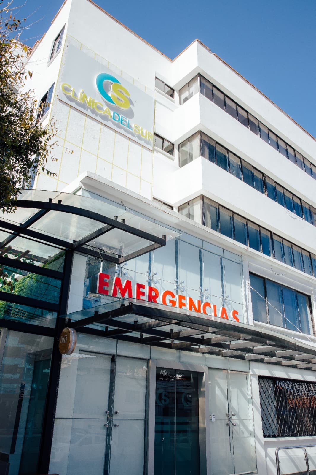 Ingreso de Emergencias de la clínica, señalizado sobre la calle