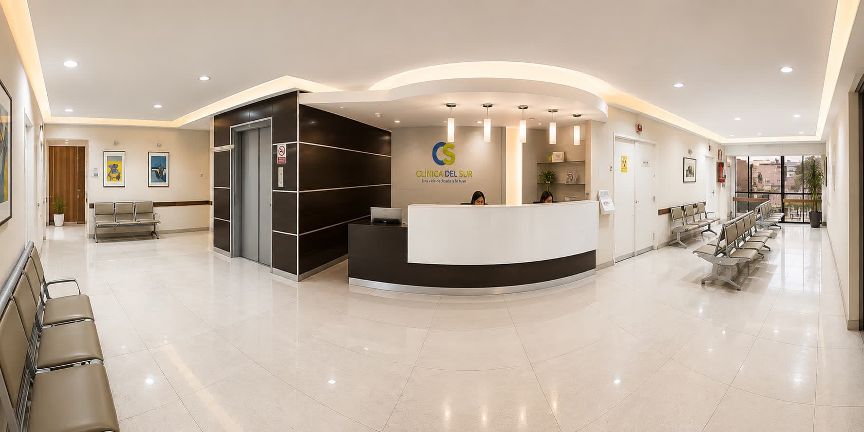 Recepción de la Clínica del Sur, con el mostrador y la sala de espera
