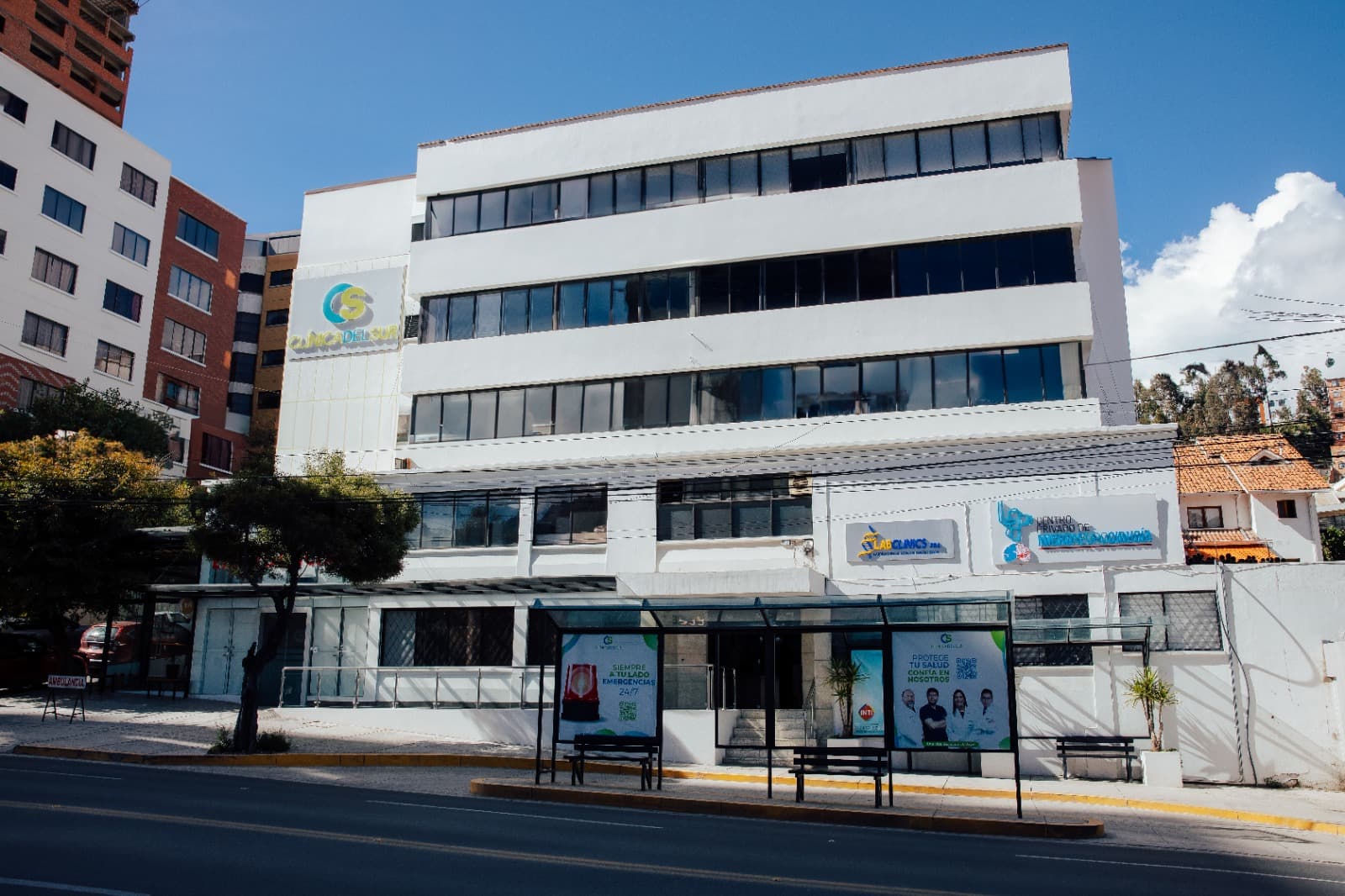 Fachada de la Clínica del Sur sobre la Avenida Hernando Siles, en Obrajes